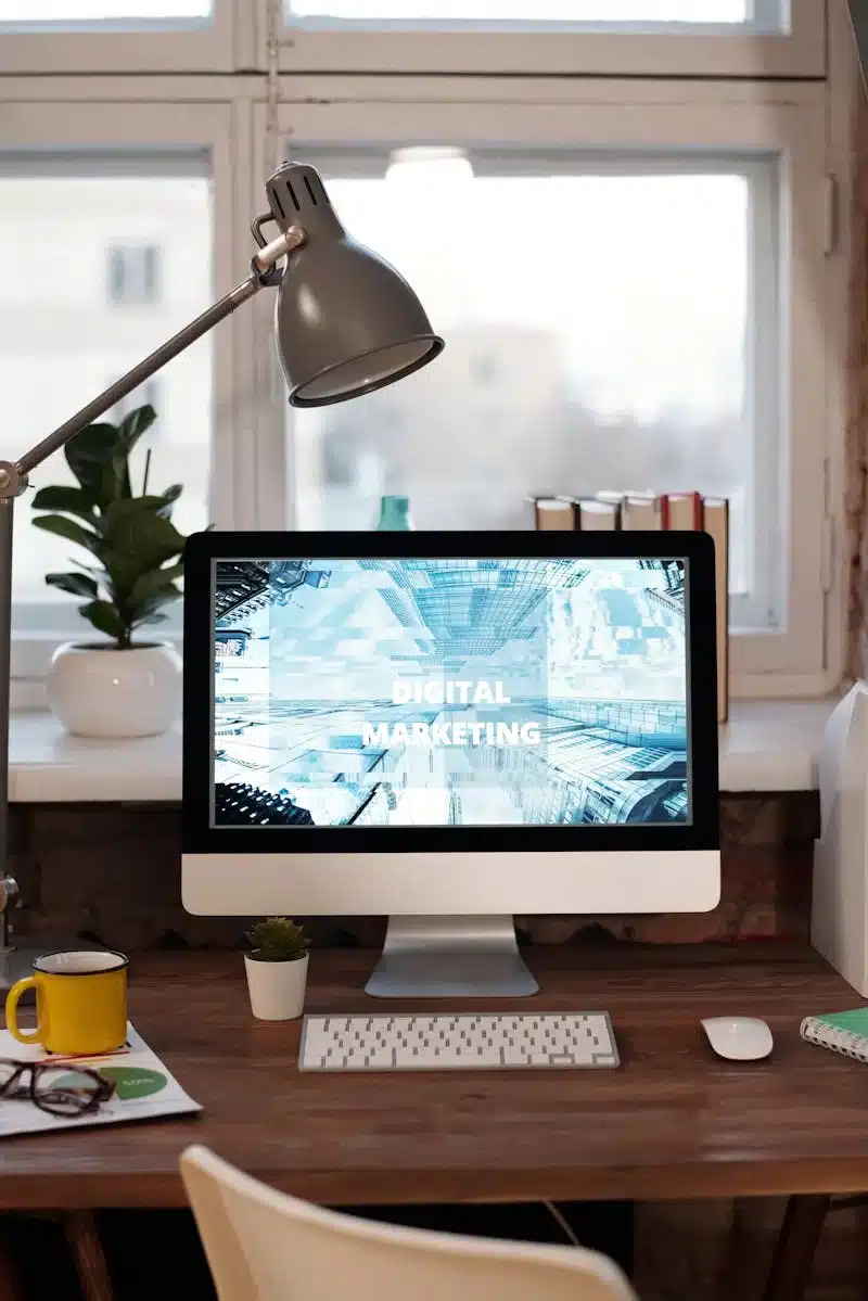 Arbeitsplatz mit Monitor und dem Schriftzug „Digital Marketing“