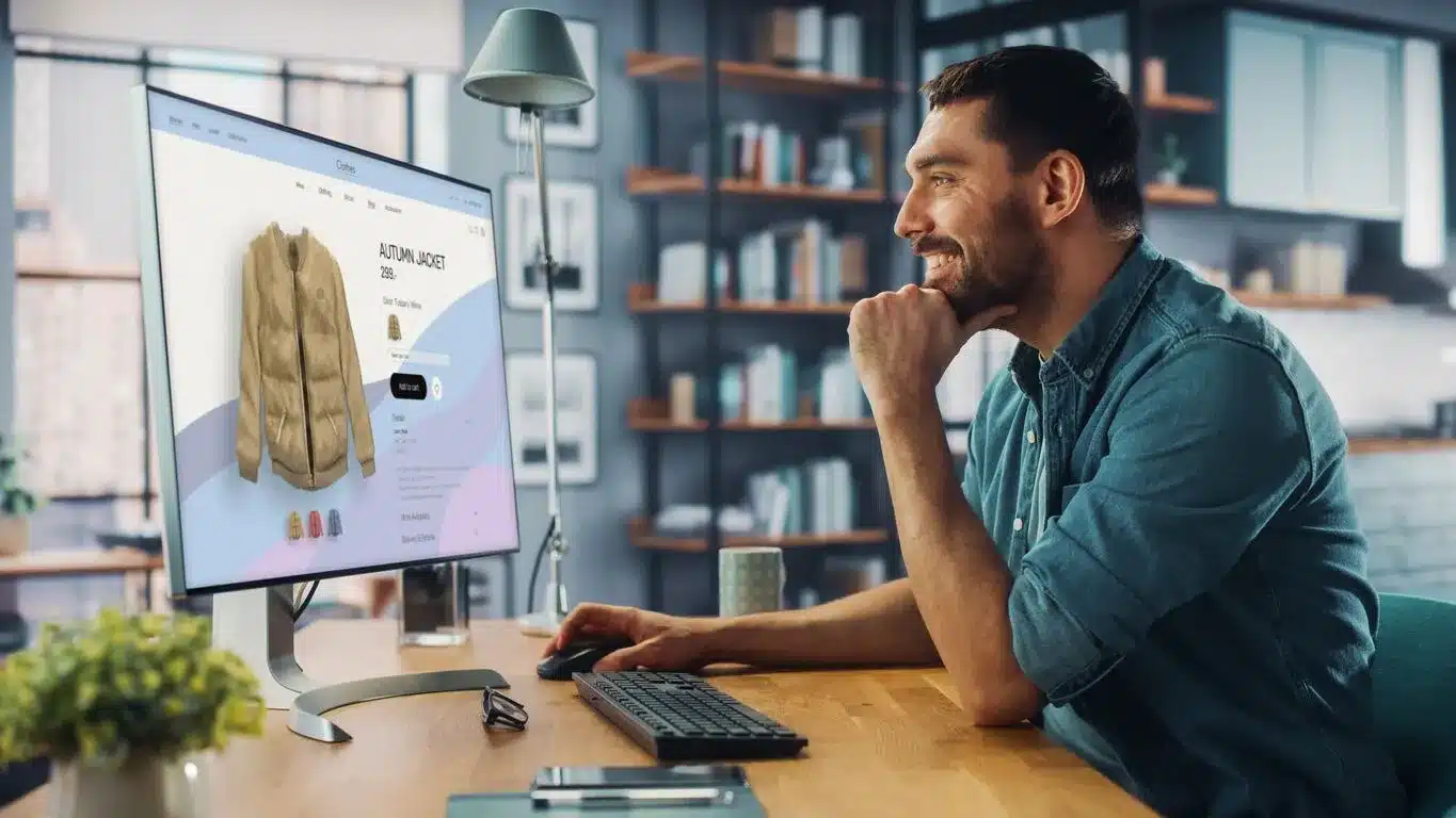 Spezialist am Desktop-Computer betreibt einen Mode-Online-Shop