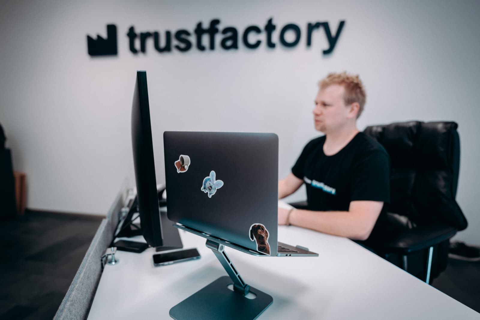 Workplace at the Trustfactory wall in the Mannheim office