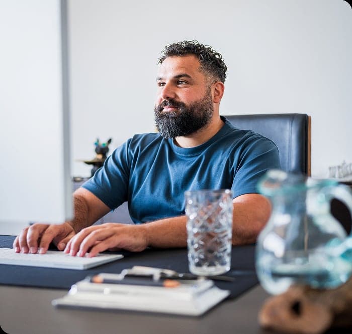 Berater am Arbeitsplatz im Trustfactory-Büro