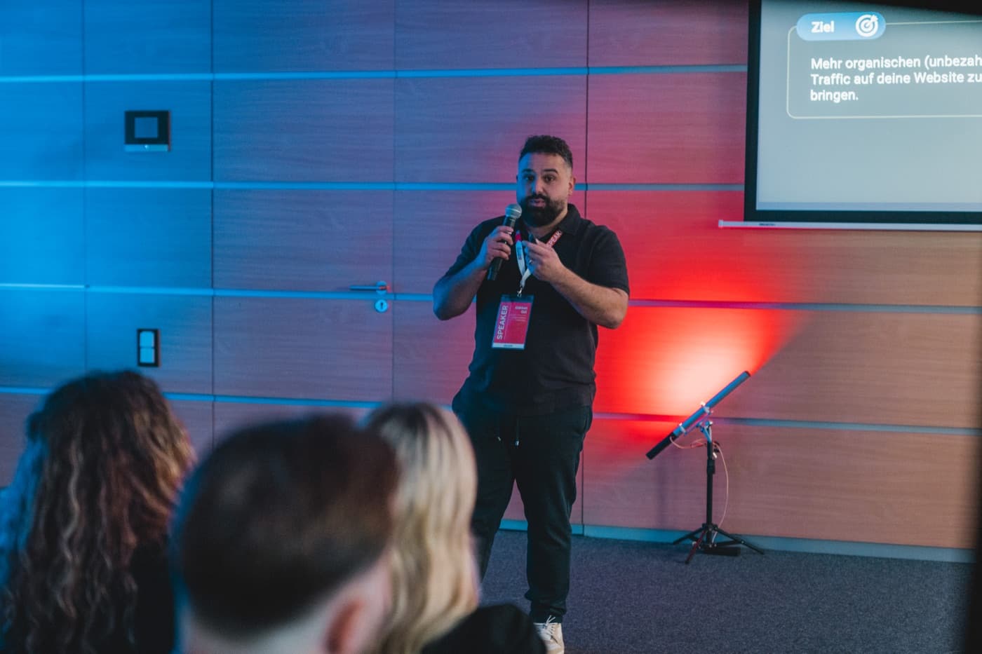 Gökhan Gül, Pressesprecher von Trustfactory, auf der Bühne